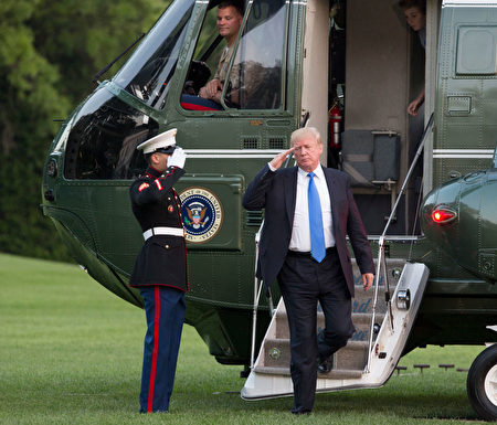 6月11日， 川普的夫人、小兒子搬入白宮。 (MANDEL NGAN/AFP/Getty Images)