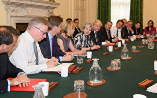 大選後，力主「硬脫歐」的英國首相梅於6月12日第一次召開內閣會議。坐在一張桌邊，不說明是一條心，梅身邊的部長中有幾位祕密地和工黨政治家見面，謀求「軟脫歐」。 (Leon Neal - WPA Pool/Getty Images)