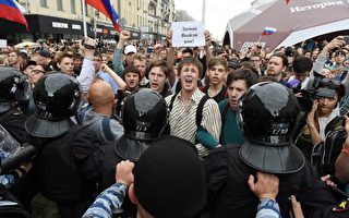俄罗斯逾百城市爆反腐抗议 至少千人被拘