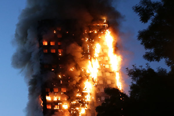 很短时间内，这个24层的居民楼就陷入火海中。（DANIEL LEAL-OLIVAS/AFP/Getty Images）