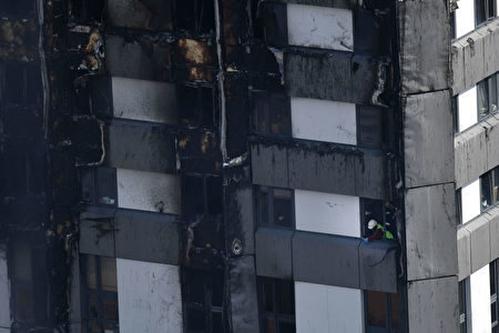 6月14日，消防員正在格倫費爾大廈內緊張工作。 (BEN STANSALL/AFP/Getty Images)