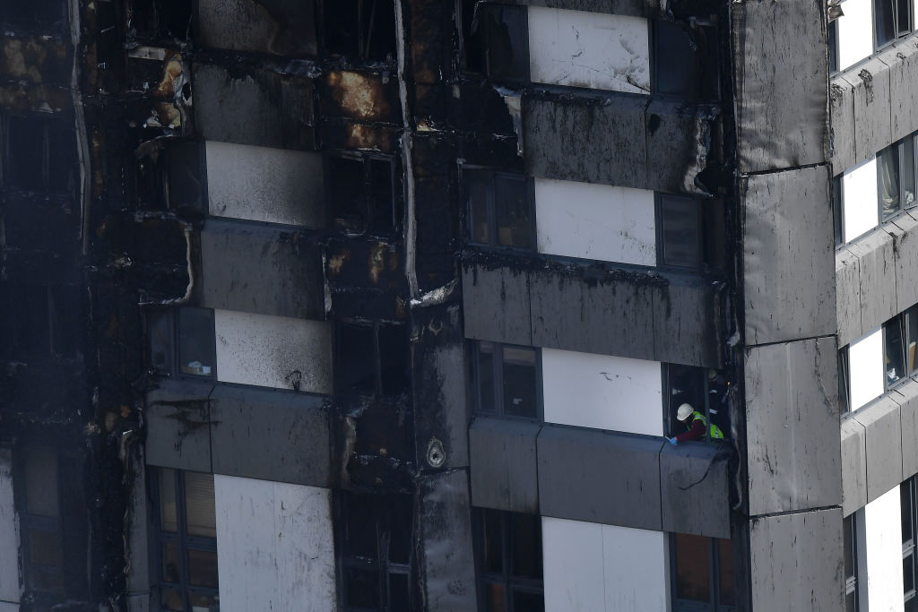 6月14日,消防員正在格倫費爾大廈內緊張工作。 (BEN STANSALL/AFP/Getty Images)