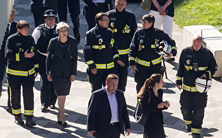 6月15日上午，英国首相梅来到格林菲尔大厦的火灾现场。 (Dan Kitwood/Getty Images)