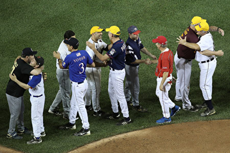 賽後，共和黨隊與民主黨隊的議員們互相擁抱。（Win McNamee/Getty Images）