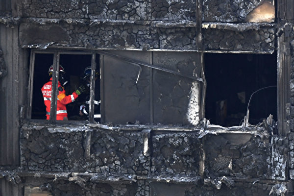 西倫敦的格倫費爾塔樓大火後第三天，消防員繼續在樓裡尋找屍體，很多屍體已經無法辨認身分。該大樓有24層。(CHRIS J RATCLIFFE/AFP/Getty Images)