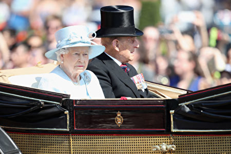 英女王和爱丁堡公爵在游行队伍中。 (Chris Jackson/Getty Images)