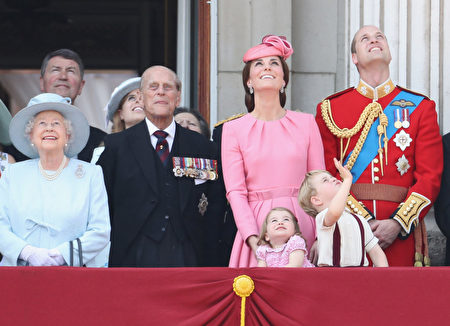 乔治王子和夏洛特公主在白金汉宫阳台上观看皇家空军飞行表演。（Chris Jackson/Getty Images)