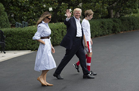 川普（特朗普）總統攜第一夫人梅拉尼婭和他們的兒子巴倫到美國總統休假地大衛營（Camp David）度週末。 (Photo by Molly Riley -Pool/Getty Images