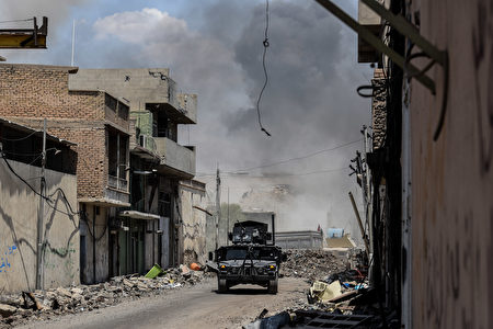 伊拉克军队估计，IS武装分子在老城的数目不会超过300人，低于去年10月17日摩苏尔战役开打时的近6000人。(Photo credit should read MOHAMED EL-SHAHED/AFP/Getty Images)