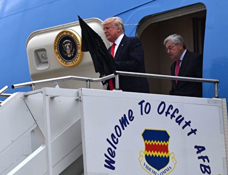 6月21日，美國總統川普跟駐華大使布蘭斯塔德造訪愛荷華州的科克伍德社區學院，兩人走下飛機舷梯時共撐一把傘。 ( NICHOLAS KAMM/AFP/Getty Images)