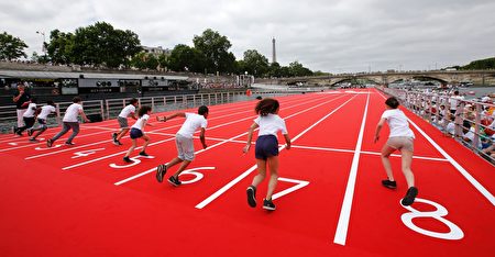 小孩子們在塞納河上的田徑運動場上進行100米賽跑。 (JEAN-PAUL PELISSIER/AFP/Getty Images)