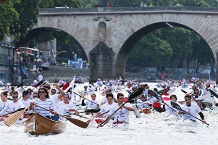 塞納河上的皮划艇運動。(MARTIN BUREAU/AFP/Getty Images)