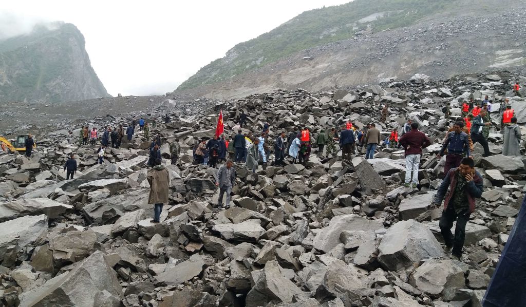 當地時間6月24日凌晨5點45分,中國四川省茂縣疊溪鎮新磨村新村組突發山體高位垮塌。62戶住宅被山坡塌方掩埋,百餘人失蹤。(STR/AFP/Getty Images)
