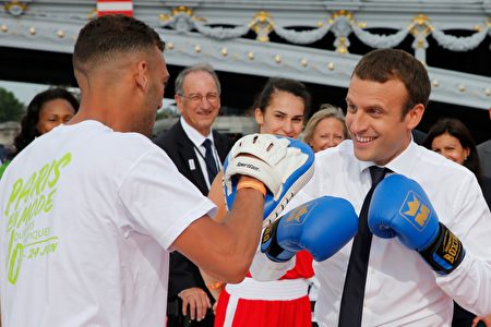 法國總統馬克龍與拳擊選手合作為爭辦奧運出力。 (JEAN-PAUL PELISSIER/AFP/Getty Images)