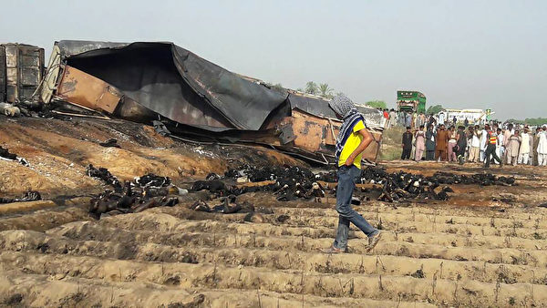 6约25日，巴基斯坦发生一起油罐车爆炸事件，附近居民在收集撒落在地的汽油时遭大火焚身，死亡人数已升至153人，并有数十人受伤。 (STR/AFP/Getty Images)
