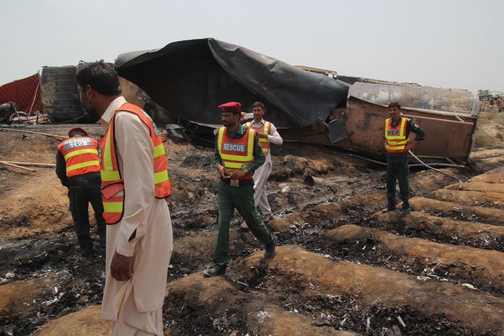 6月25日,巴基斯坦一輛油罐車在旁遮普省(Punjab)巴哈瓦普市(Bahawalpur)發生側翻後起火,造成至少135人死亡,逾百人受傷。(SS MIRZA/AFP/Getty Images)