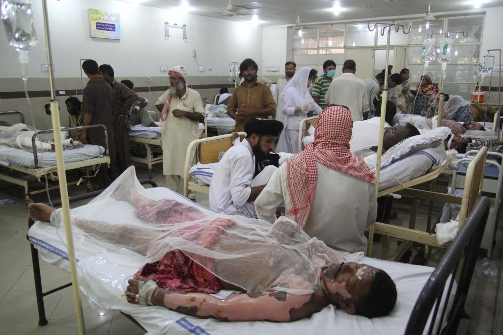 6月25日,巴基斯坦一輛油罐車在旁遮普省(Punjab)巴哈瓦普市(Bahawalpur)發生側翻後起火,造成至少135人死亡,逾百人受傷。(SS MIRZA/AFP/Getty Images)
