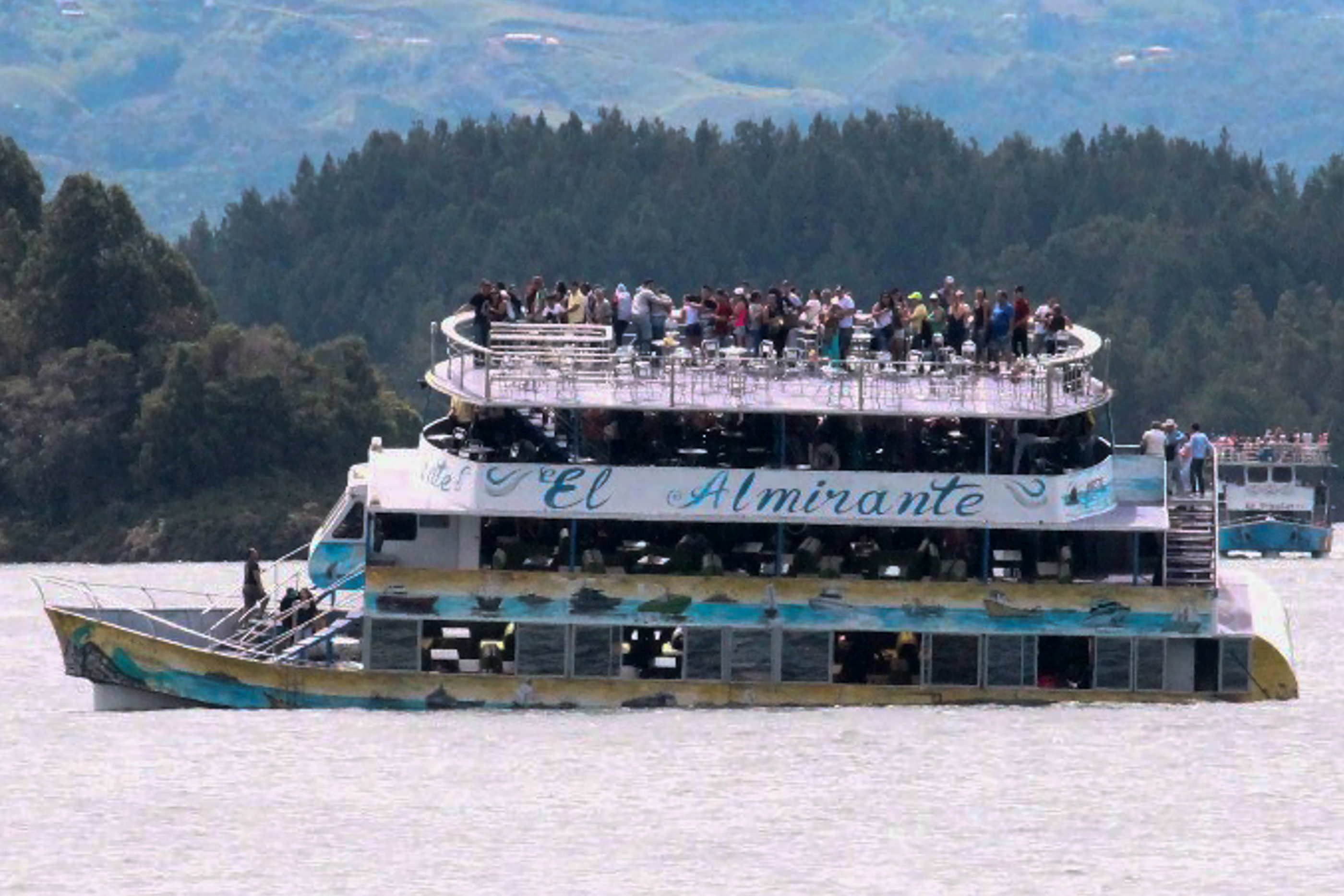 哥伦比亚150人游船沉没至少9死28失踪 大纪元