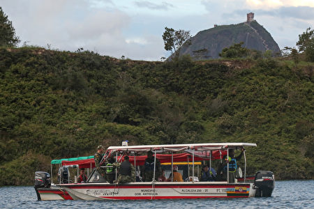 哥倫比亞一艘休閒遊船6月25日在麥德林附近水域沉没，造成9人遇難，至少28人失蹤。圖為2017年6月25日，哥倫比亞當局派出的救難人員搭乘船隻前往事故發生地點進行救援。(JOAQUIN SARMIENTO/AFP/Getty Images)