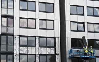 6月26日，工人正從曼徹斯特市Salford的一幢高樓外牆上撤下鋁製合成板（ PAUL ELLIS/AFP/Getty Images)