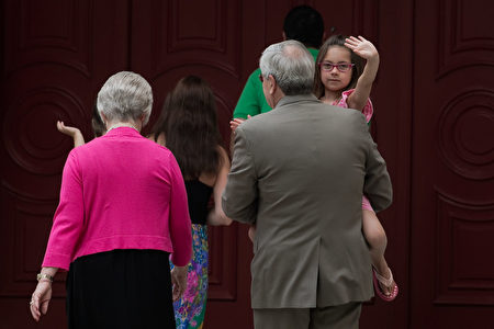 6月28日，美國駐華大使全家在北京跟媒體見面，6歲的外孫女跟媒體打招呼。(NICOLAS ASFOURI/AFP/Getty Images)