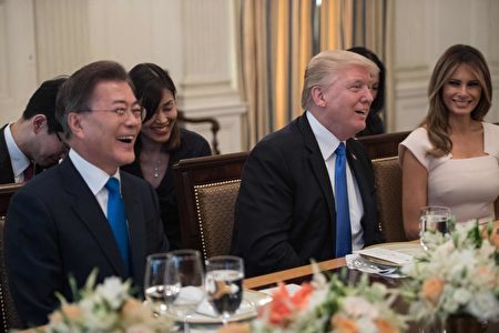 6月29日，美國總統川普夫婦與韓國總統文在寅夫婦在白宮共進晚宴。（NICHOLAS KAMM/AFP/Getty Images)