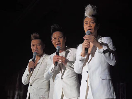 “草蜢”乐队于5月28日在美国雷诺举办演唱会，左起分别为苏志威、蔡一杰、蔡一智。（图片由麦田国际提供）