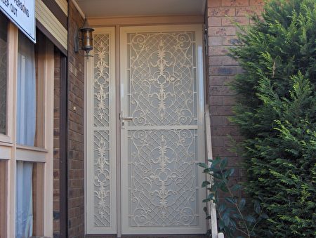 墨尔本不少人选择通过加装防盗门窗来提高住所安全性。（johnshutters提供）