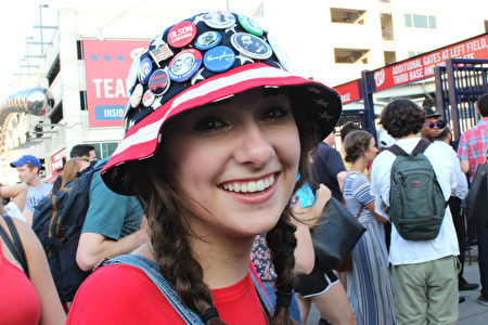 薩拉·拉特利夫（Sara Ratliff）在國會工作，她戴了一頂象徵兩黨制的帽子來看比賽。（林樂予／大紀元）