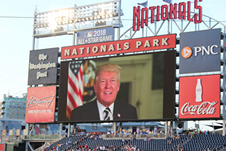 球場的屏幕上出現了總統川普的特別致詞。他鼓勵兩黨團結，共同服務美國，引發了場內的陣陣掌聲。（林樂予／大紀元）