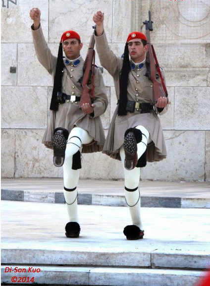 希腊雅典无名英雄纪念碑前的仪队。（行云提供）
