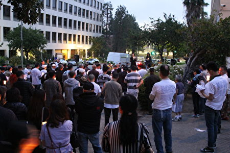 当地时间6月4日晚，支持中国民主的洛杉矶民众在中领馆前烛光悼念六四28周年。（Dylan Lam提供）