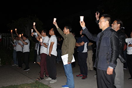 当地时间6月4日晚，支持中国民主的洛杉矶民众在中领馆前烛光悼念六四28周年。（Dylan Lam提供）