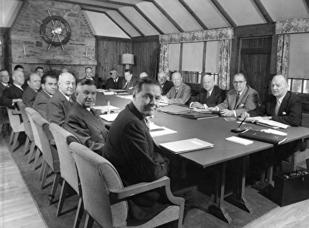 艾森豪威爾總統和他的國家安全顧問在大衛營開會。（維基百科公有領域）
