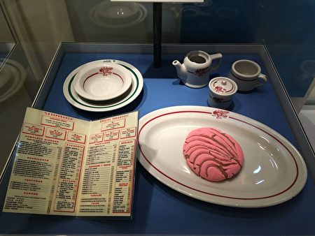 「許多聲音，一個國家」展區展示的20世紀初期洛杉磯墨西哥烘培店內的菜單和餐具。（周翰音/大紀元）