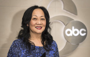 5月22日， 6ABC電視台舉辦了慶祝亞裔美國人傳統文化月慶典， 嘉獎對改善本地亞太裔社區並使其更具活力的各行業領導者。圖為獲獎嘉賓、費城華埠學習中心總裁Carol Wong。（Carol Wong提供）