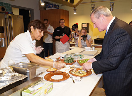 6曰5日肯尼市長肯尼（右）正在瑞丁農貿集市品嘗墨西哥餐（肖捷/大紀元）