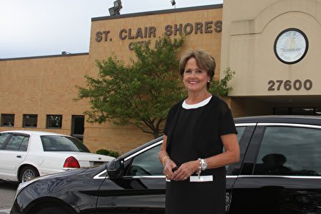 图说：美国密西根州圣克莱尔海岸（St. Clair Shores）市第65届阵亡将士纪念日活动主席Cheryl Furdos女士说，特别奖是由评审员们精挑细选出来的。必须是出类拔萃、超过所有其它的游行方阵才能获得此殊荣。（尹婉／大纪元）