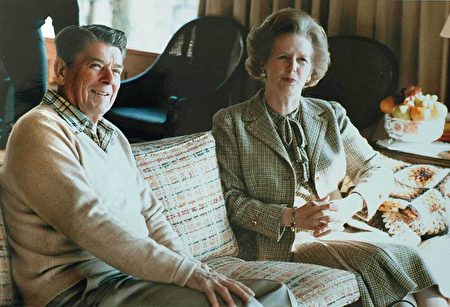 里根總統和撒切爾夫人在大衛營。（維基百科公有領域）