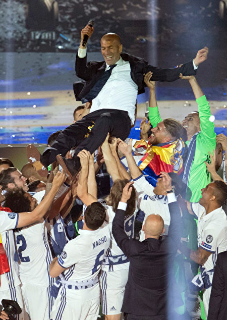 皇馬球員慶祝衛冕歐冠冠軍，將主帥齊達內高高拋起。(CURTO DE LA TORRE/AFP/Getty Images)