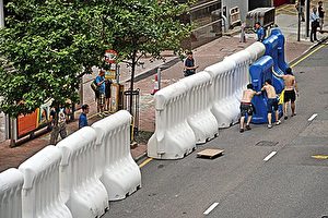 警方在2012年胡锦涛来港出席主权移交15周年活动时，都有出动水马布防；去年张德江访港期间，亦出动超过250个水马。（宋碧龙／大纪元）