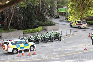 萬麗海景酒店門口停泊了大量警方的電單車。（李逸／大紀元）