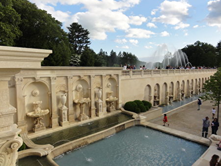 大型经典意大利式喷泉水墙。（司瑞/大纪元）