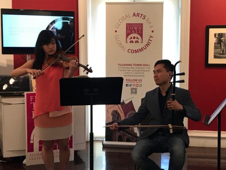小提琴和二胡演奏者表演法拉盛文艺中心夏季演出的曲目。
