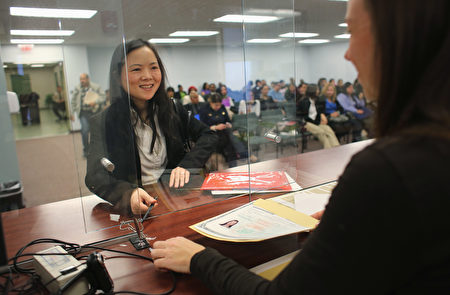對移民來美的華人來說，曾是共產黨黨員的申請人，應早在申請綠卡時通知移民局這一事實，才能避免入籍時的麻煩。 (John Moore/Getty Images)