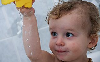 让宝宝爱上洗澡。（pixabay.com）
