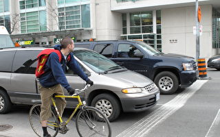騎自行車不遵守交通規則，也會被扣分。（大紀元）
