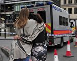 6月4日，英国伦敦市民吊唁恐怖袭击受难者。（加通社）