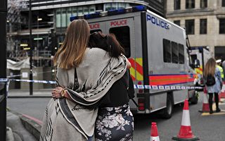 6月4日，英国伦敦市民吊唁恐怖袭击受难者。（加通社）