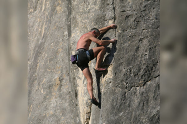 美国男子徒手攀登3000呎巨岩 全球第一人